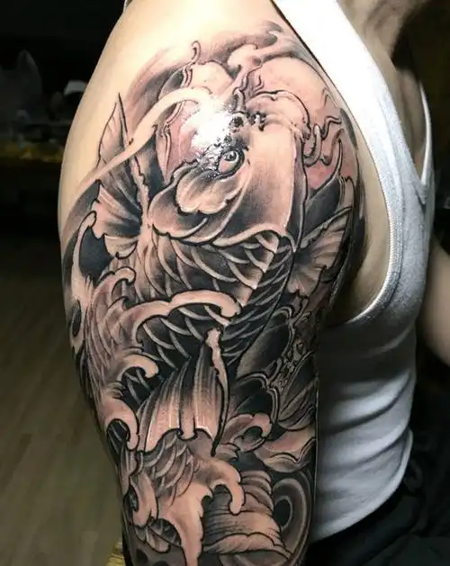 大臂鲤鱼纹身图片