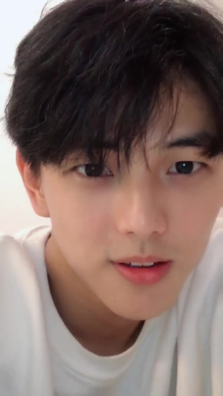 这个帅哥火了,素颜没滤镜都能那么帅,网友被迷住了