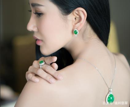 女人为什么喜欢戴翡翠?你知道吗?