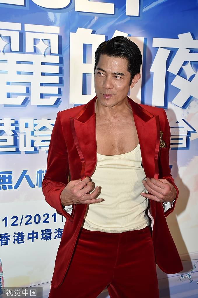 舞王郭富城秀大块胸肌魅力不减摆pose留影显妖娆