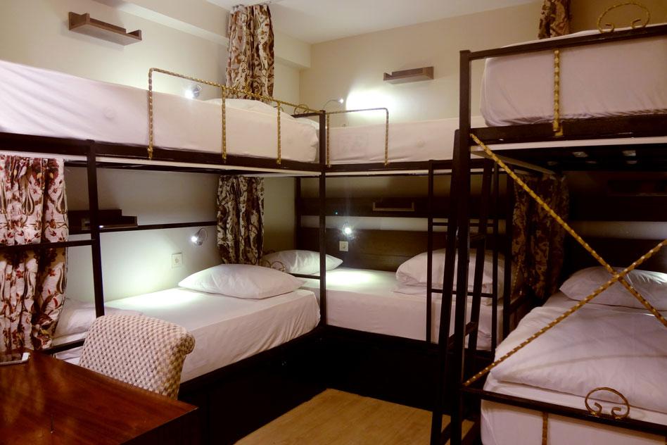 6人男女混合宿舍 (mixed 6-bed dormitory)