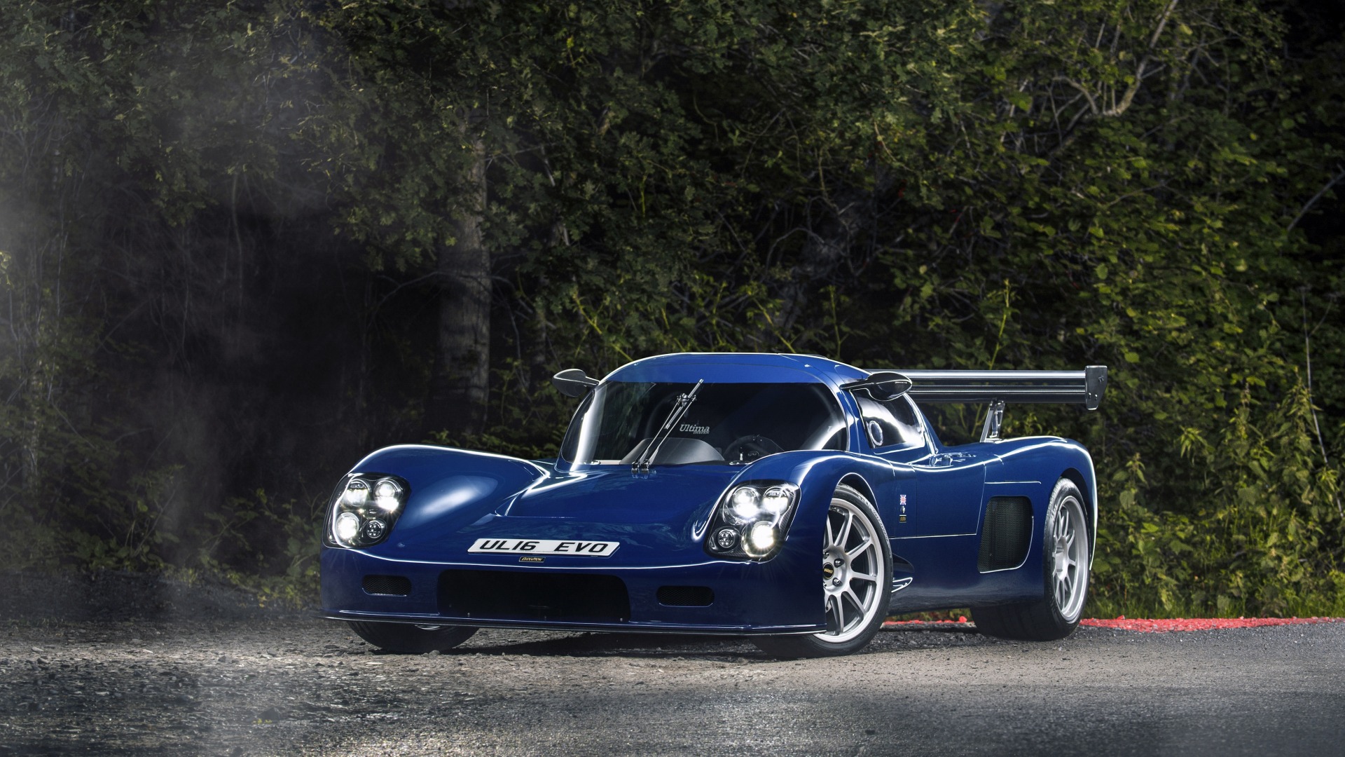 外形酷炫帅气的跑车高清桌面壁纸