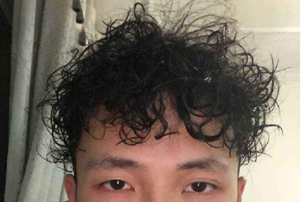 在我们中国,头发自然卷起来的人不多.