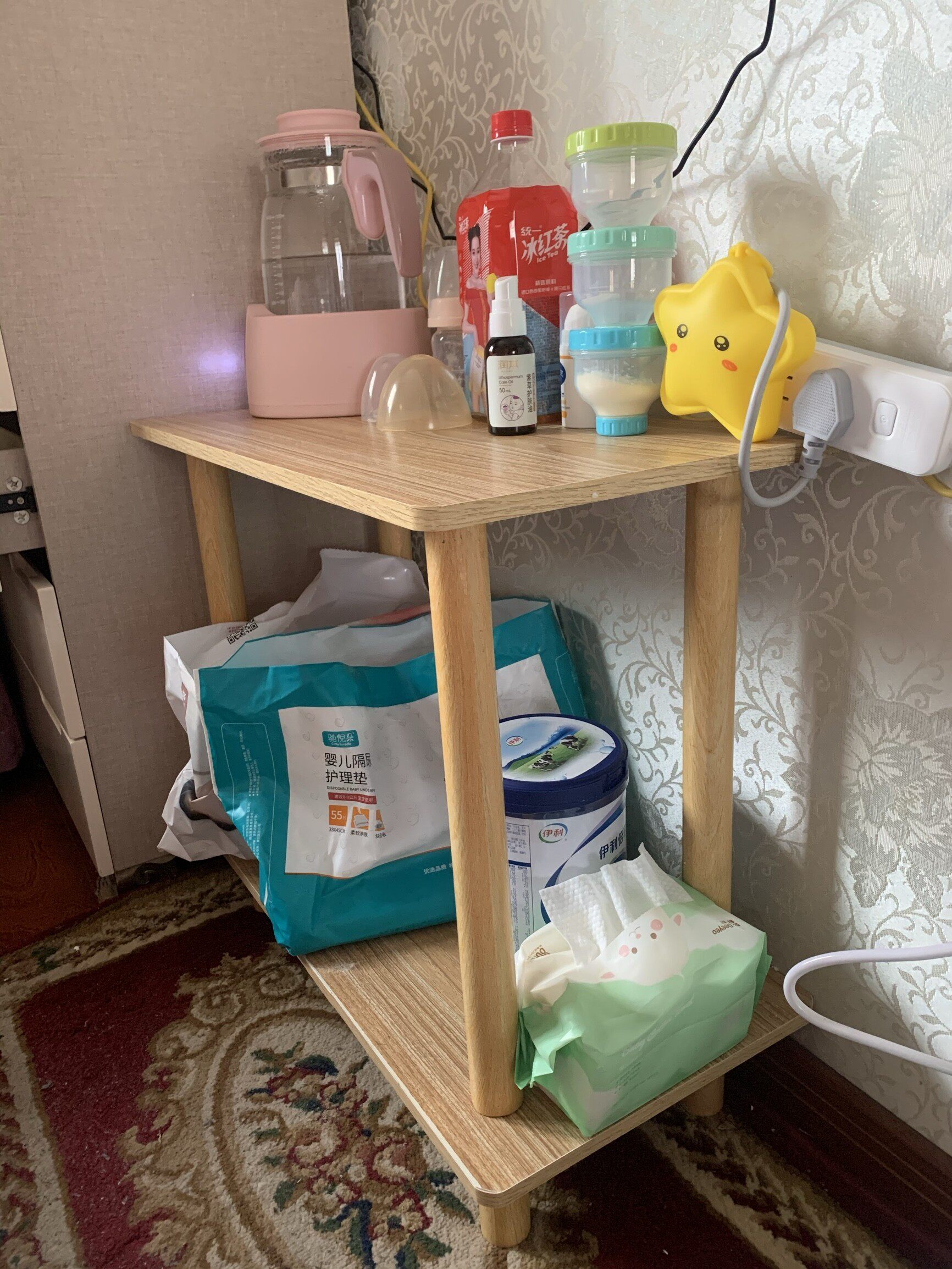 非常nice,买来放房间里给娃冲奶粉的小桌子,这个尺寸太巴士了,刚好