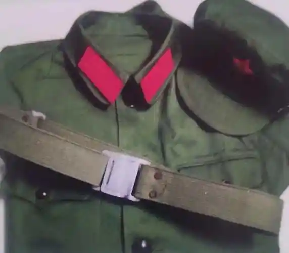 空军军服陆军军服3,军服:[1]上装为冬夏服男军人均为立翻领,衣襟扣为