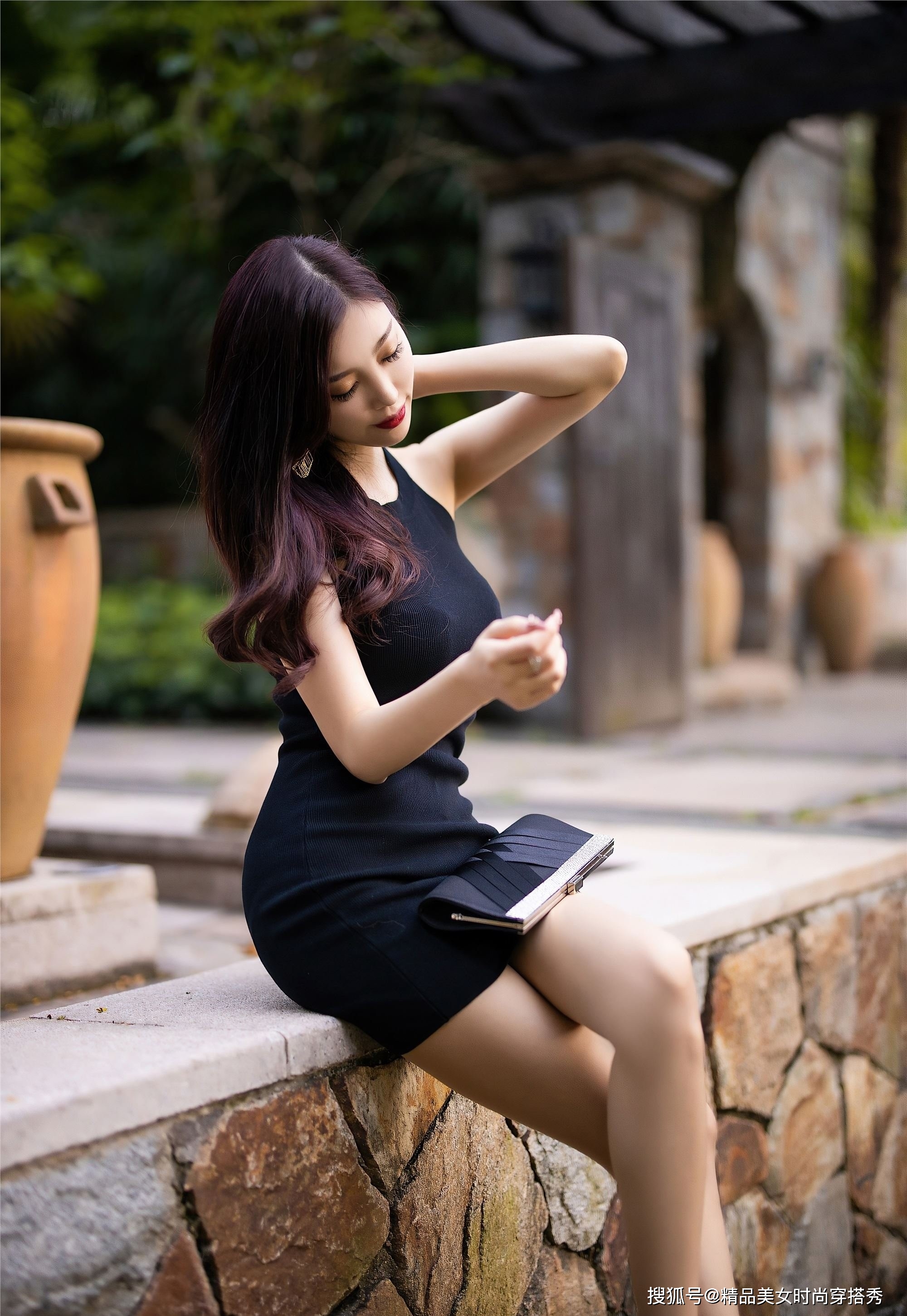 简约大方的紧身裙完美展现出紧致的曲线尽显成熟女人味