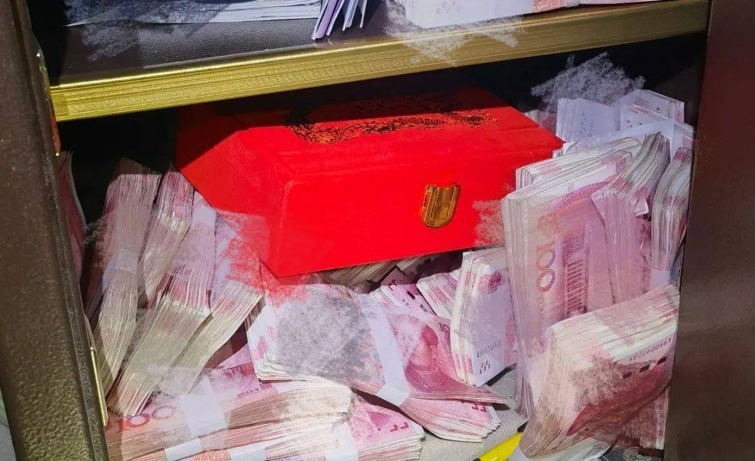 其父母家民房内一只保险柜被盗走,里面存放有不少于50万元的人民币