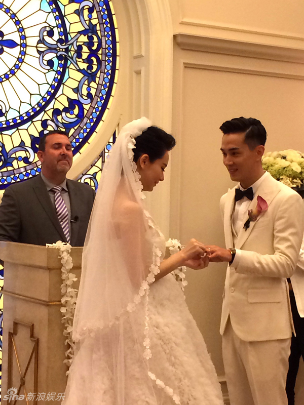戚薇李承铉美国赌城大婚 宣誓甜蜜拥吻_高清图集_新浪网