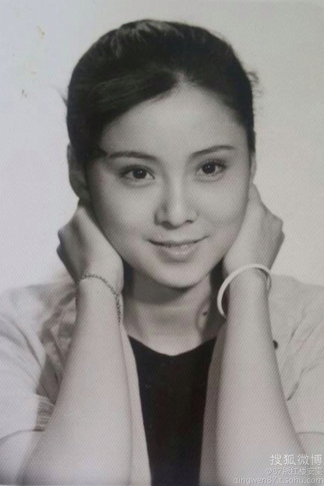 1987年在电视剧《红楼梦》中饰演晴雯.