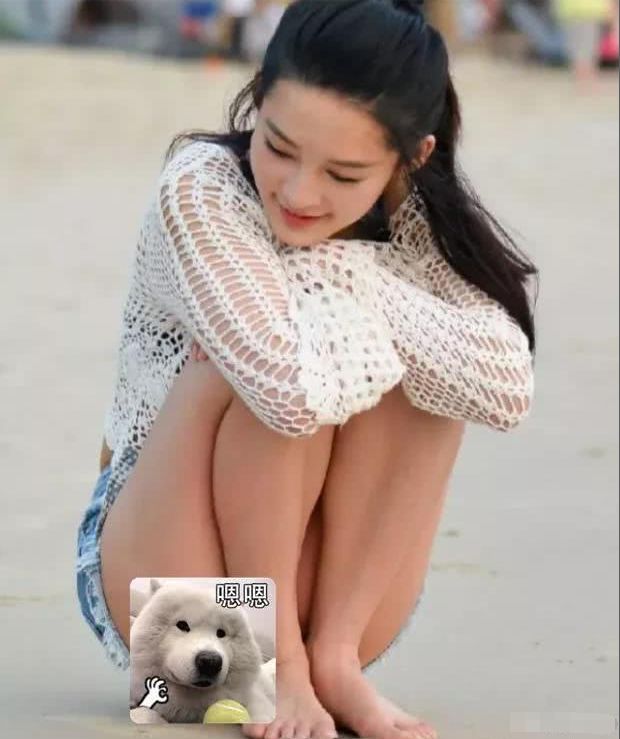 李沁穿短裤海边玩沙不顾形象蹲姿引热议节目组后期打码救场