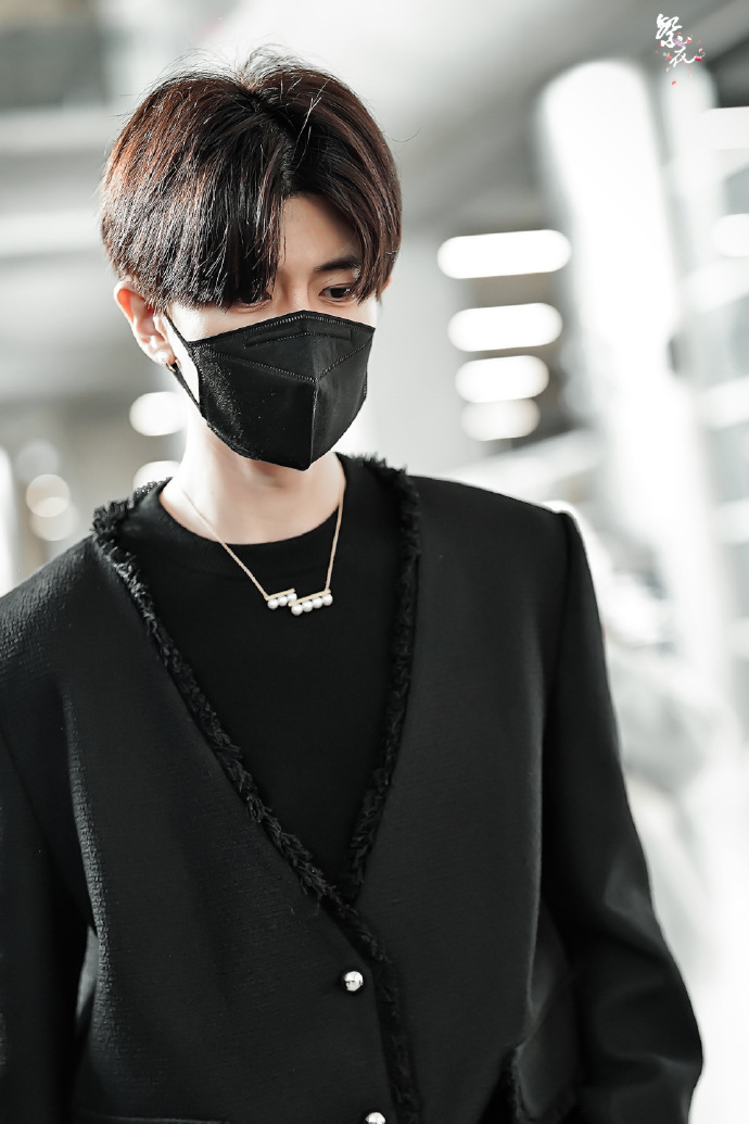 任嘉伦|#巴黎时装周#刚刚结束#米兰时装周#工作行程的任嘉伦抵达巴黎