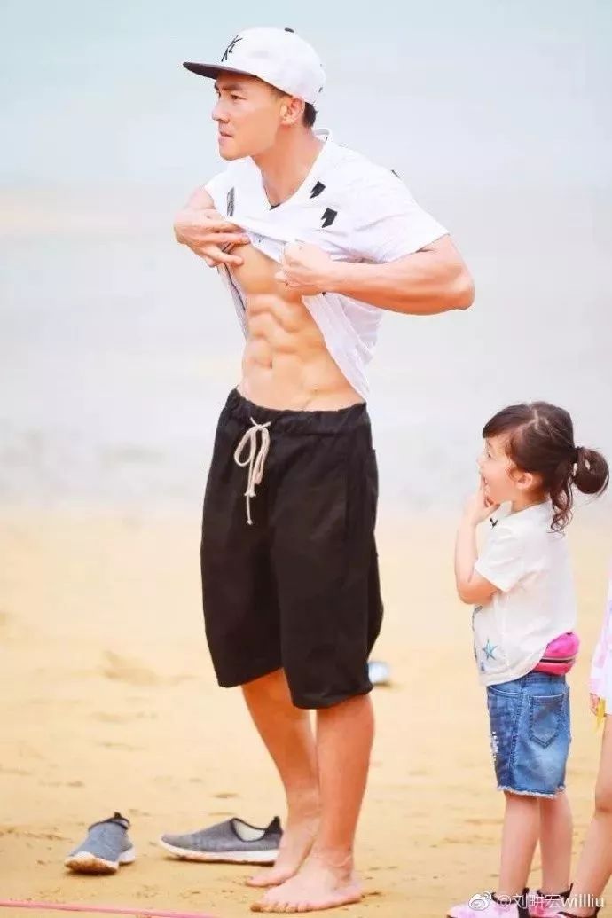 带周董彭于晏练出八块腹肌,时薪10万仍一练难求,他才是真正的"