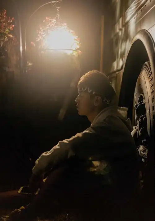 摄影师蒋小跳出镜孙明华第一次拍夜晚的男生写真