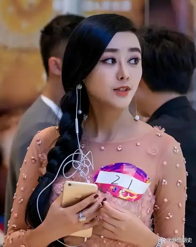 在四月初,23岁的她参加了超级女声选秀,因为和范冰冰长得太像而一夜爆