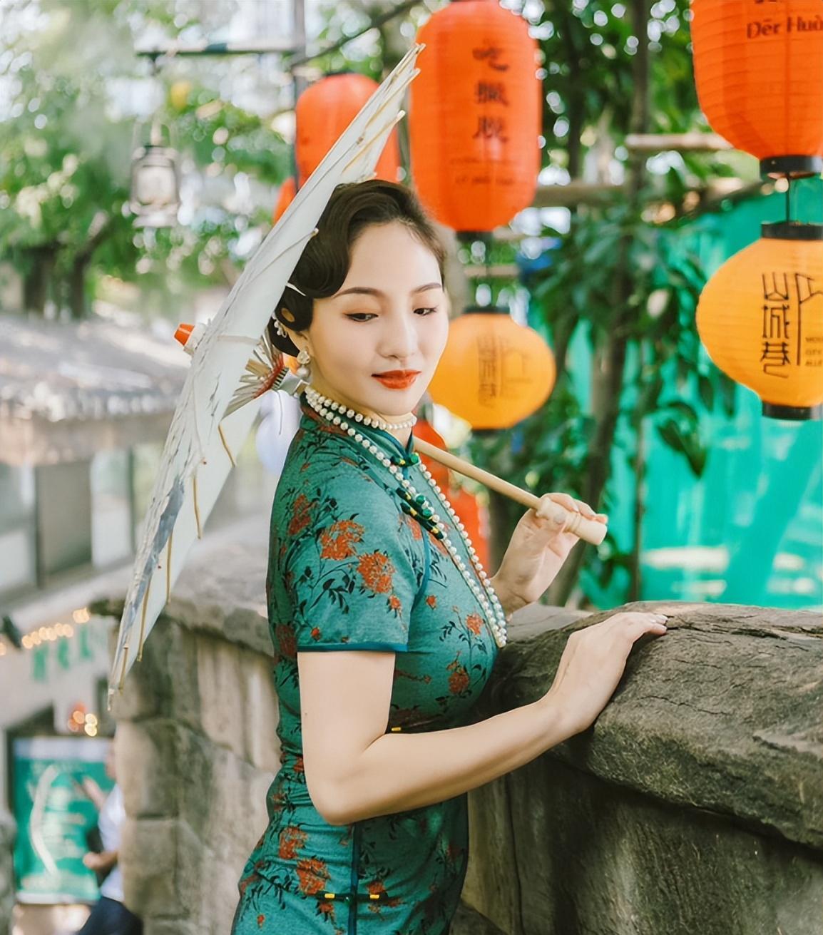 妻子晒旗袍美照,身材凹凸有致有韵味,美貌不输明星_女子_李汶桐_漂亮