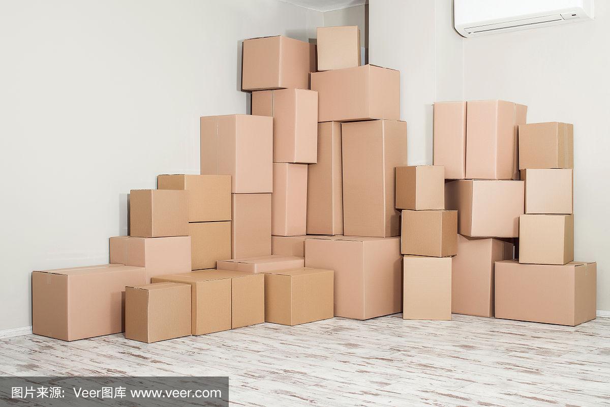 一堆纸箱在房间里