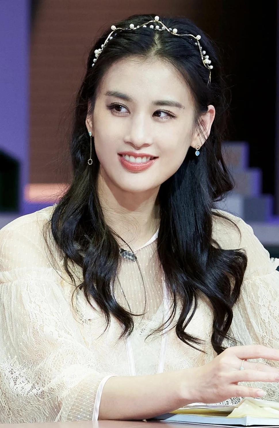 长着一张"大长脸"也好看的10位女星,个个明艳大气,满屏高级感_黄圣依