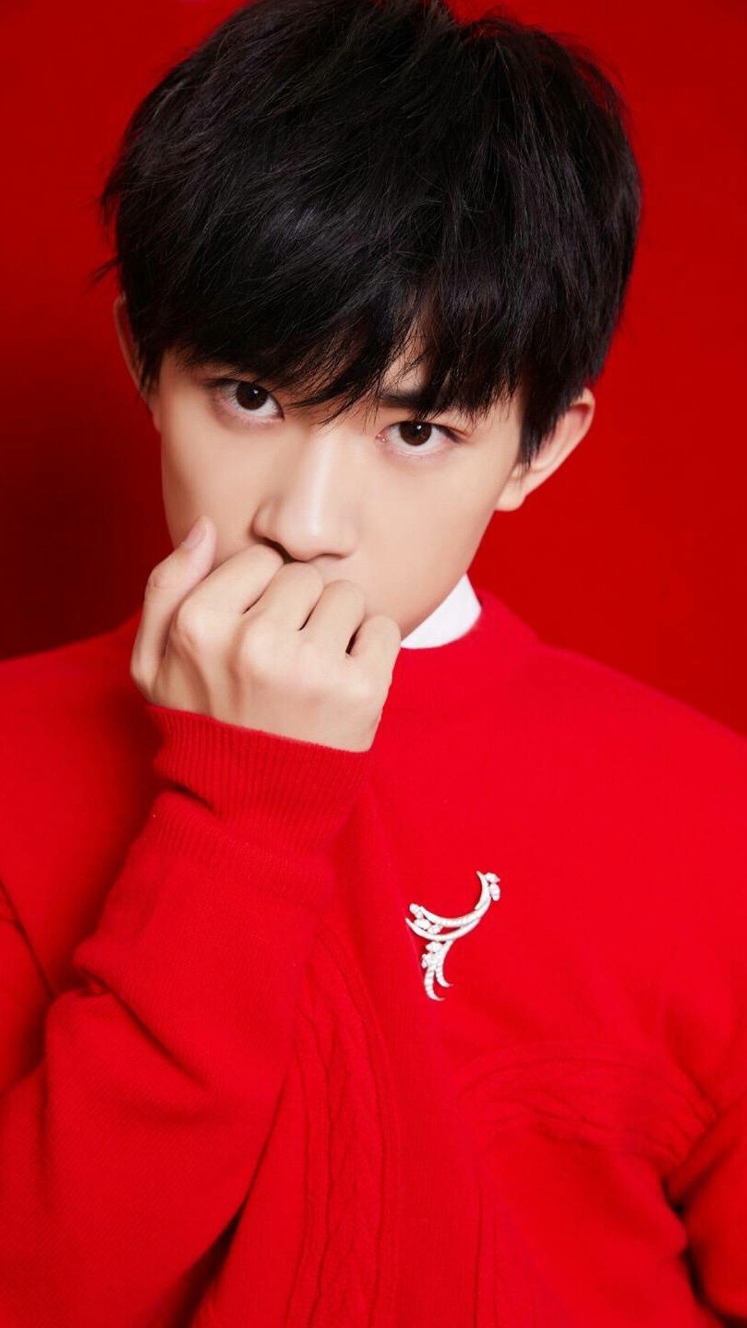 易烊千玺红色毛衣帅气写真