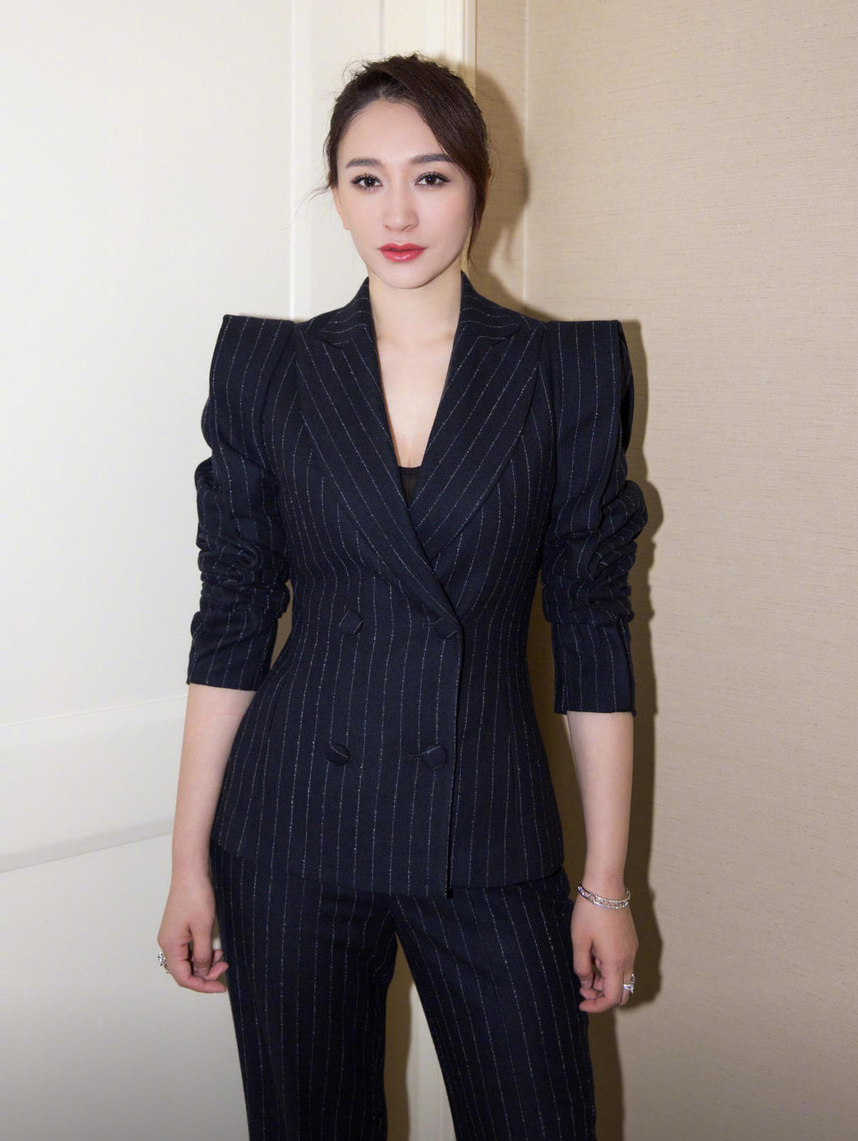 原创李小冉剪短发又美出新高度!穿粉色西装乖巧可人,一点不像43岁