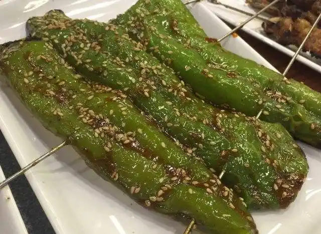 嫩香多汁,味道非常鲜美,吃起来有点虎皮青椒的感觉,有的烤辣椒里面还