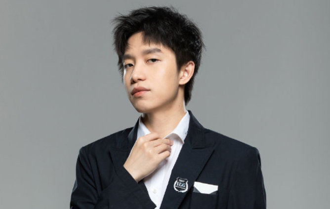 edg主教练clearlove今天出场换了个寸头发型