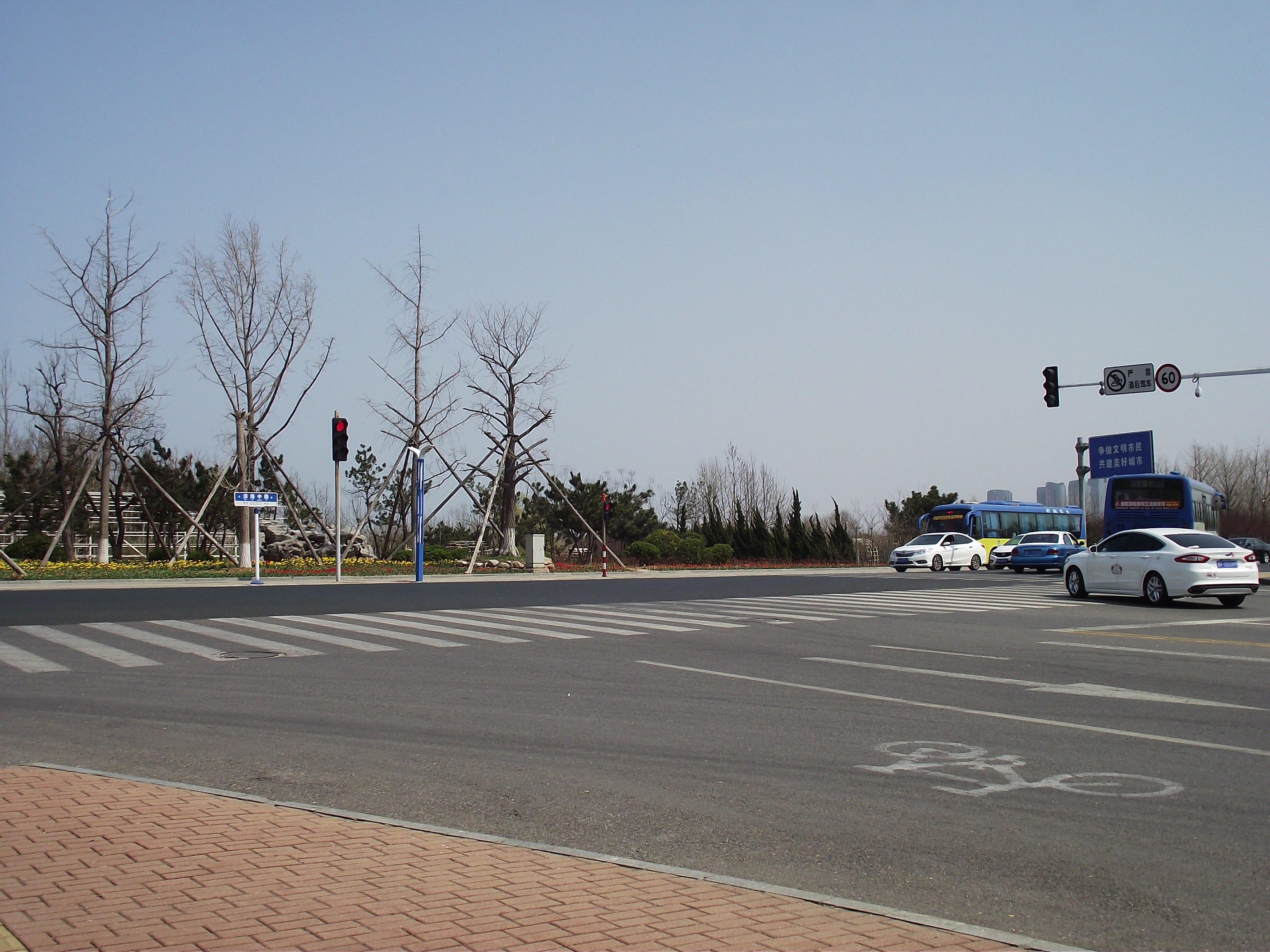 这个丁字路口的路标还是我再三努力下,标注清楚了南与北. 银海路