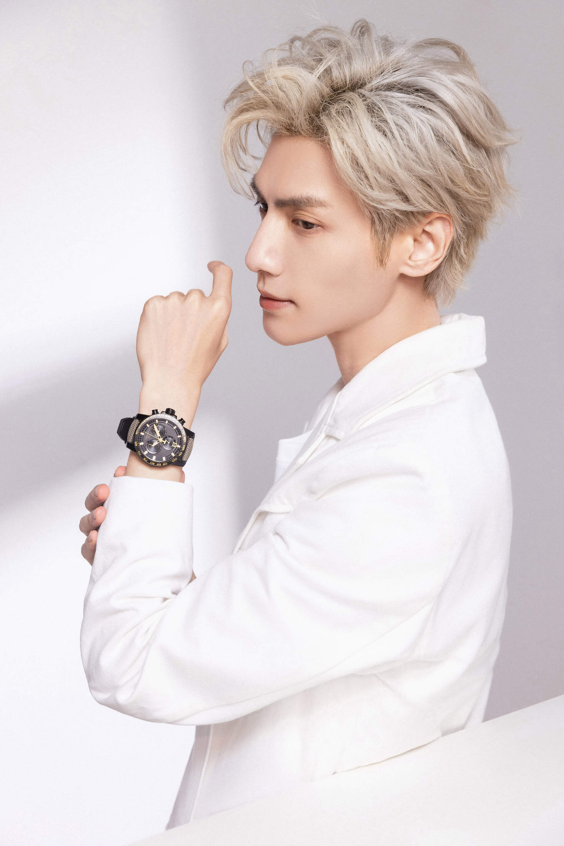 天梭全球形象代言人罗云熙佩戴品牌速敢系列计时码表2