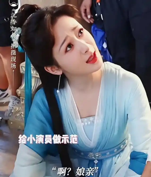 演员休息时都在干嘛第一张我忍住了,杨紫这张我可以笑