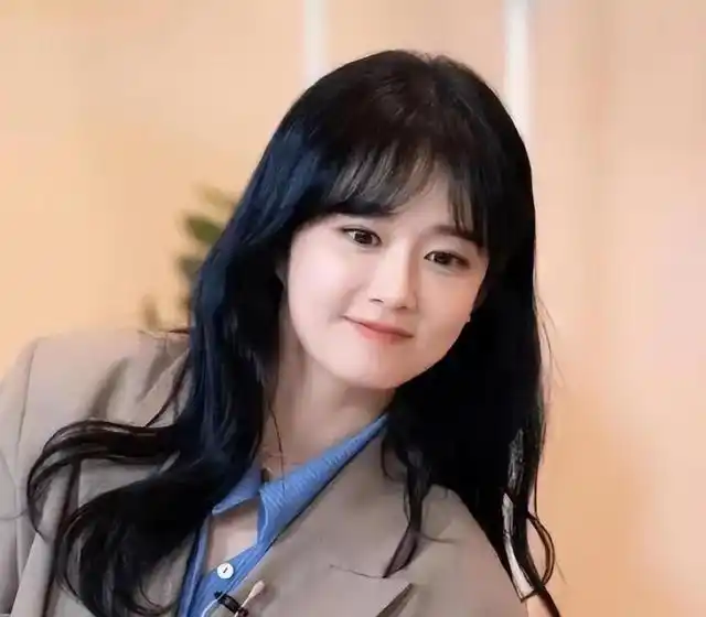 "同脸不同命",张娜拉与赵丽颖撞脸,大众称:"孪生姐妹"