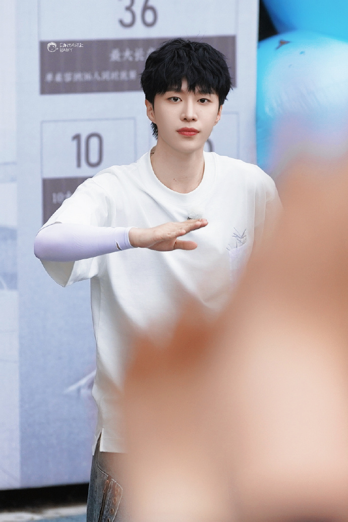 奔跑吧范丞丞##范丞丞男高上班了