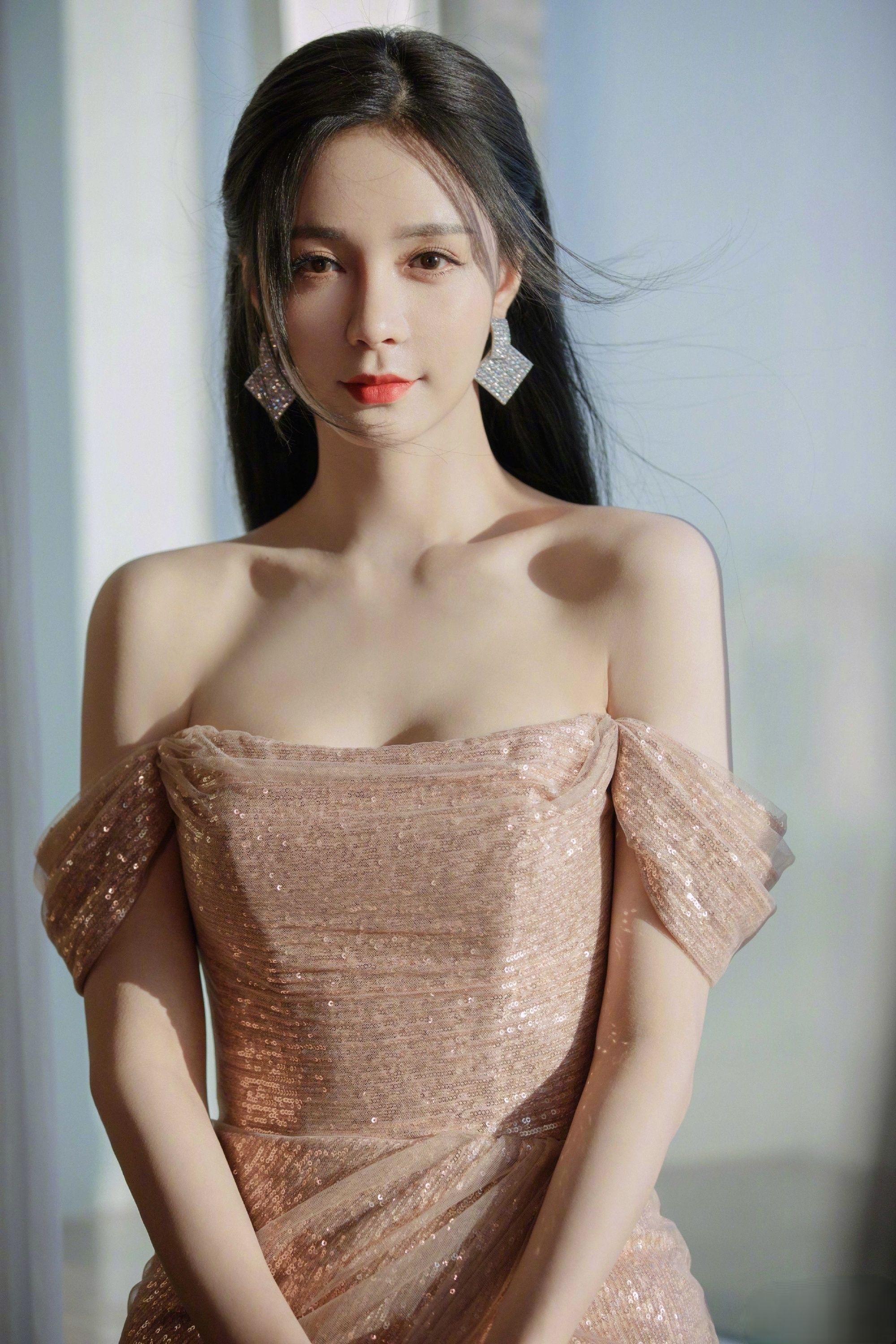 原创沈梦辰时尚衣品一级棒穿香槟色抹胸亮片裙优雅又不失性感