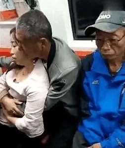 高龄老头在地铁上和一年轻女子当众亲热,隔壁大爷:还让人活不?