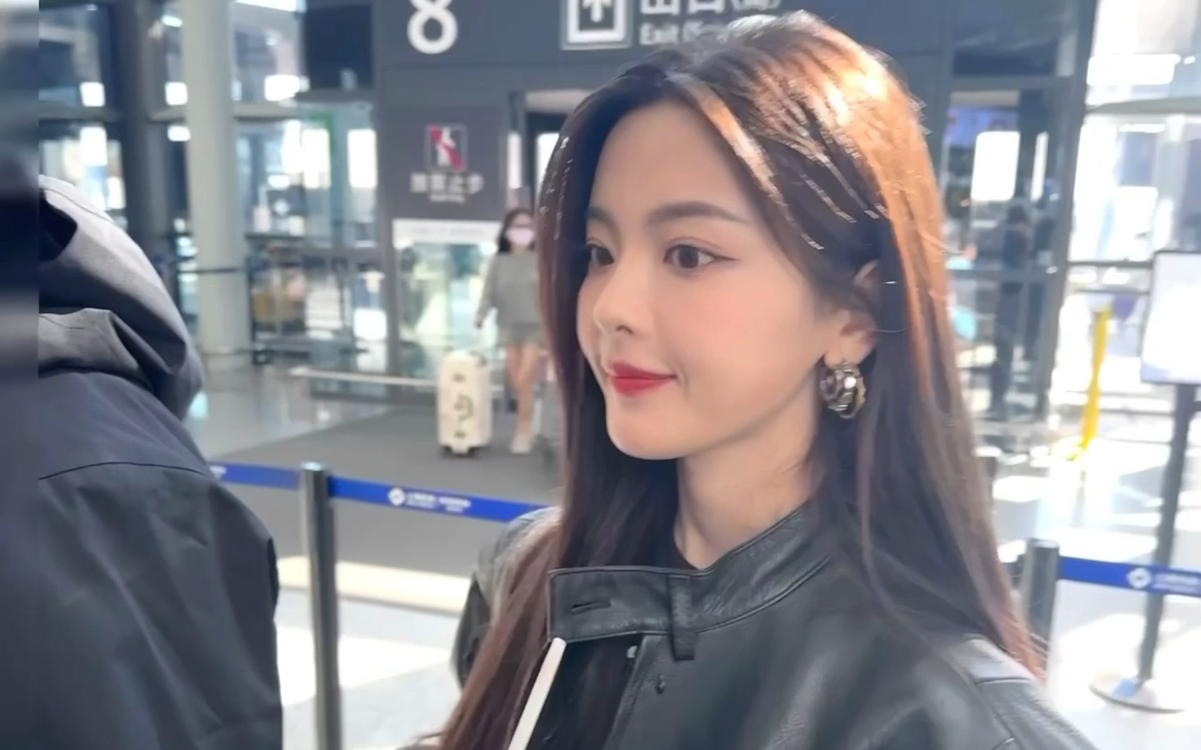 杨超越黑丝皮衣美图:冷酷与柔情的完美融合.时尚穿搭,魅力四穿!