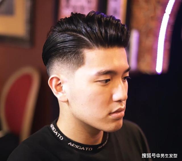 男人35岁后适合留"背头"发型,很多人都不敢剪,其实特别帅气_手机搜狐
