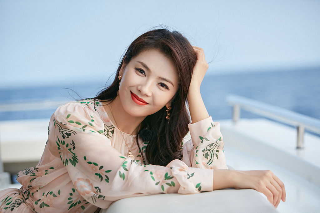 更多高清图片2021年5月5日讯,刘涛录制综艺间隙拍摄了一组美图写真,她