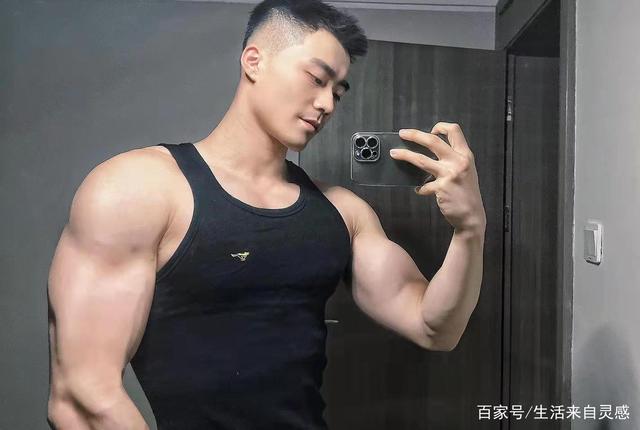 肌肉都充血了,这也太壮了吧想不到精壮的小哥居然还有些许的胸毛和腹