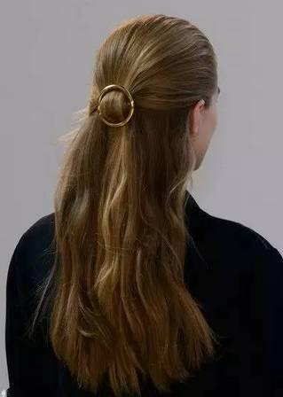 这款檀棕色的适合肤色偏白的女生,给人感觉像混血儿,夏天染这样的发色