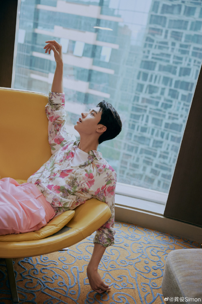 龚俊倒三角身材