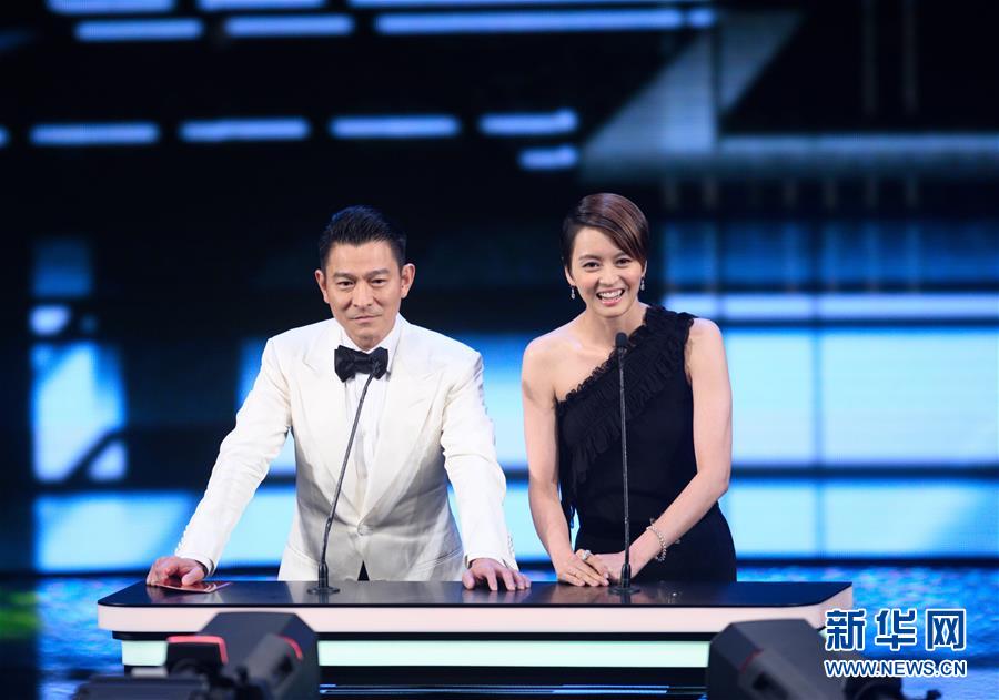 刘德华(左)和梁咏琪在颁奖仪式上.