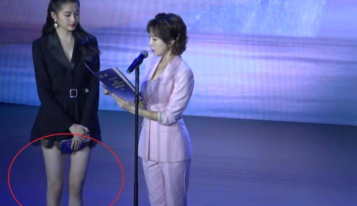 关晓彤参加北电校庆,生图颜值能打,这腿我真的没看错吧?