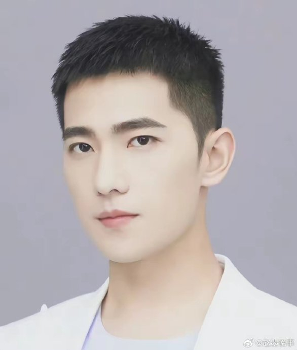 所以,杨洋能扛得住各种各样的发型.整张脸几乎是无可挑剔的存在.