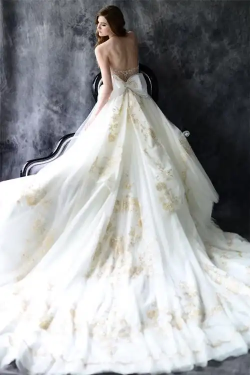 原谅捧花的我盛装出席却只为献礼婚纱礼服