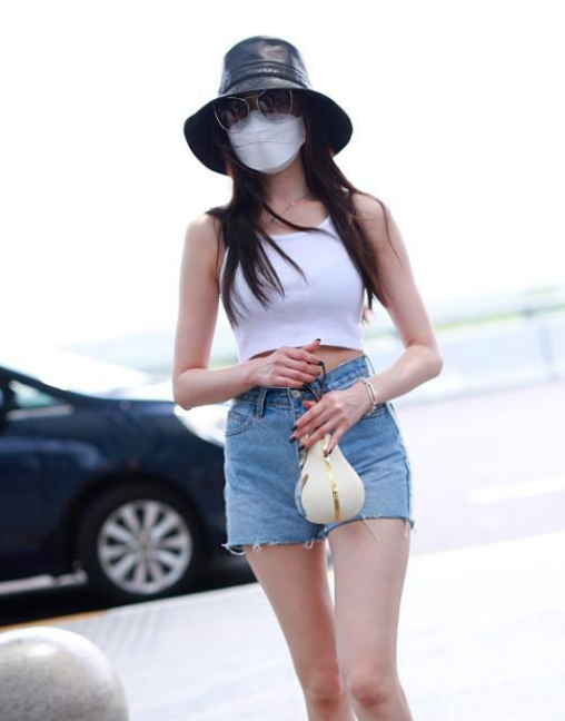 5月17日,张天爱现身机场.她身穿白色背心