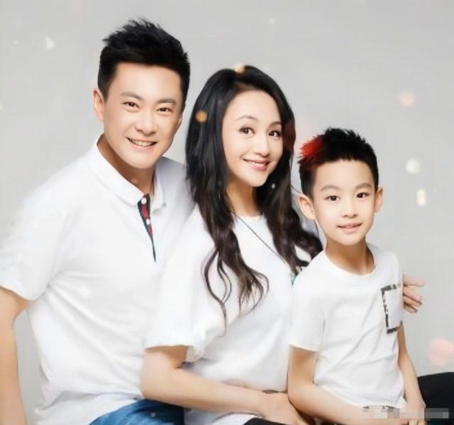 曹颖母子合体拍写真,11岁王子五官精致太像妈,母子同框画面温馨