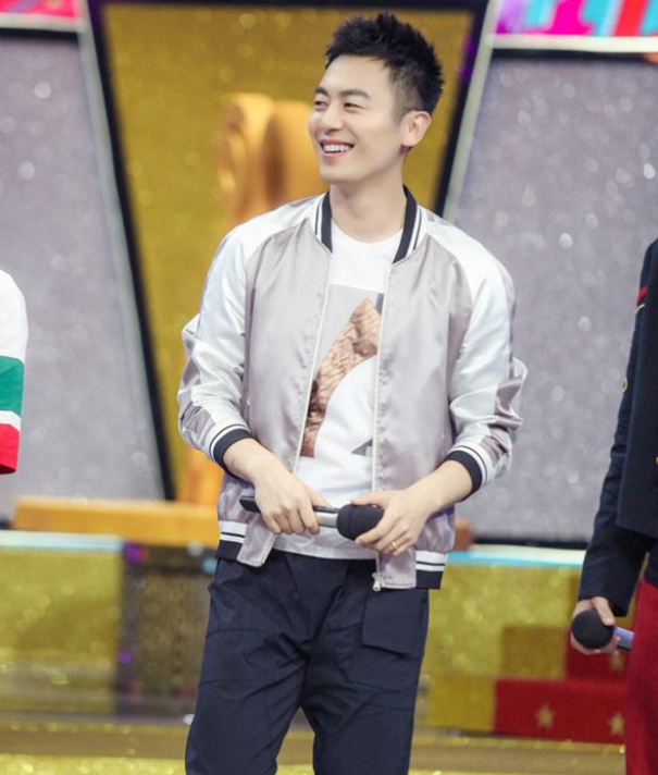 正是父亲那军人特有的一丝不苟和母亲的温柔博学,造就了朱亚文日后既