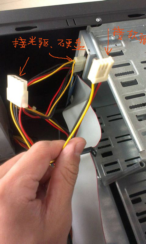 这个是用来插3.5寸软驱的,现在已经不用了软驱了,所以就没有接处了