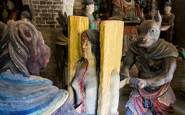 过阴曹,在扑朔迷离的幽暗中再下18级台阶,传说中的"十八层地狱"便展现