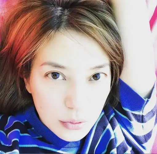 赵薇晒素颜照嘴唇干裂,领口走光了还大呼"好热啊"