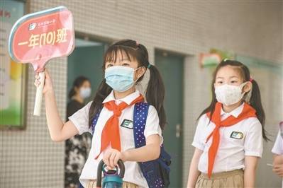 东风东路小学一年级学生排队离校(资料图片).