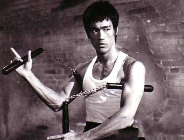 李小龙六大招牌动作图2风靡世界图3凌空飞踢图4动作最酷